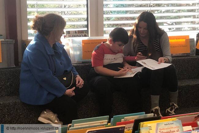 Zu Besuch in der Bibliothek. Aufnahme Schule Rönnimoos Luzern
